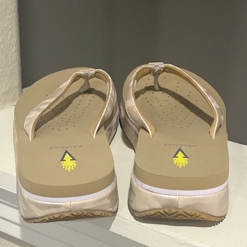 Volatile Women Untamed Beige/Camo Flatform Sandals Flats Sz 10 Medium New No Box - Picture 7 of 9
